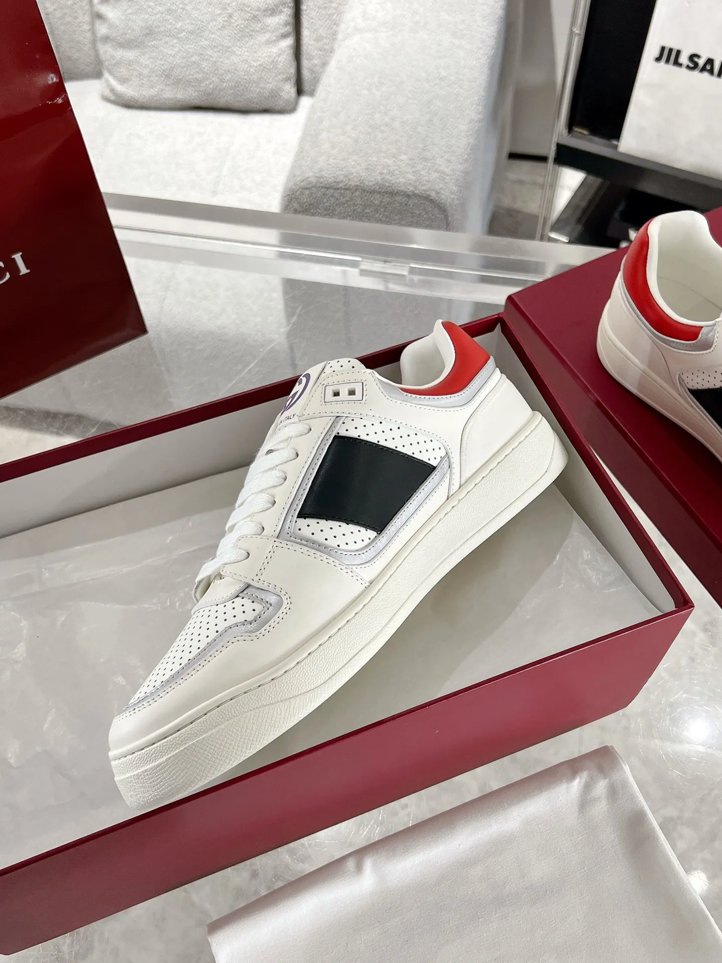 👟👟Ex-factory price 700👟👟 The latest casual sneakers for couples in white shoes❗️❗️ Original purchase, development and production. The sneakers are inspired by the classic sneakers of the 1970s, and the name is taken from the defensive movements in sports. This accessory is crafted from white leather, with an interlocking Double G stripe webbing embellished on the side, and the Gucci retro logo embellished on the shoe body. Original imported first-layer cowhide. Original custom-made soft sheepskin lining. Original open-molded TPU outsole. Bottom thickness: 2.5CM. Size: 35-44 (45 is custom-made and cannot be returned or exchanged)